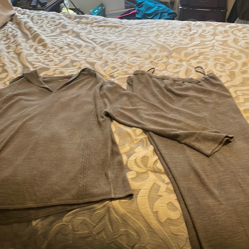 Knit lounging suit